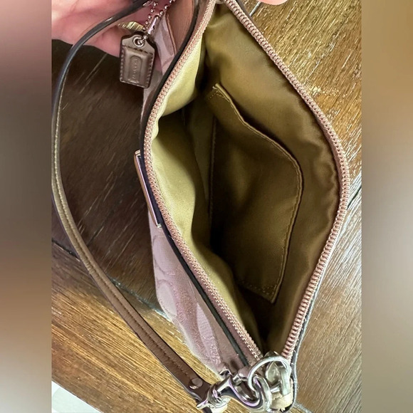 Coach signature logo wrislet - Picture 5 of 11